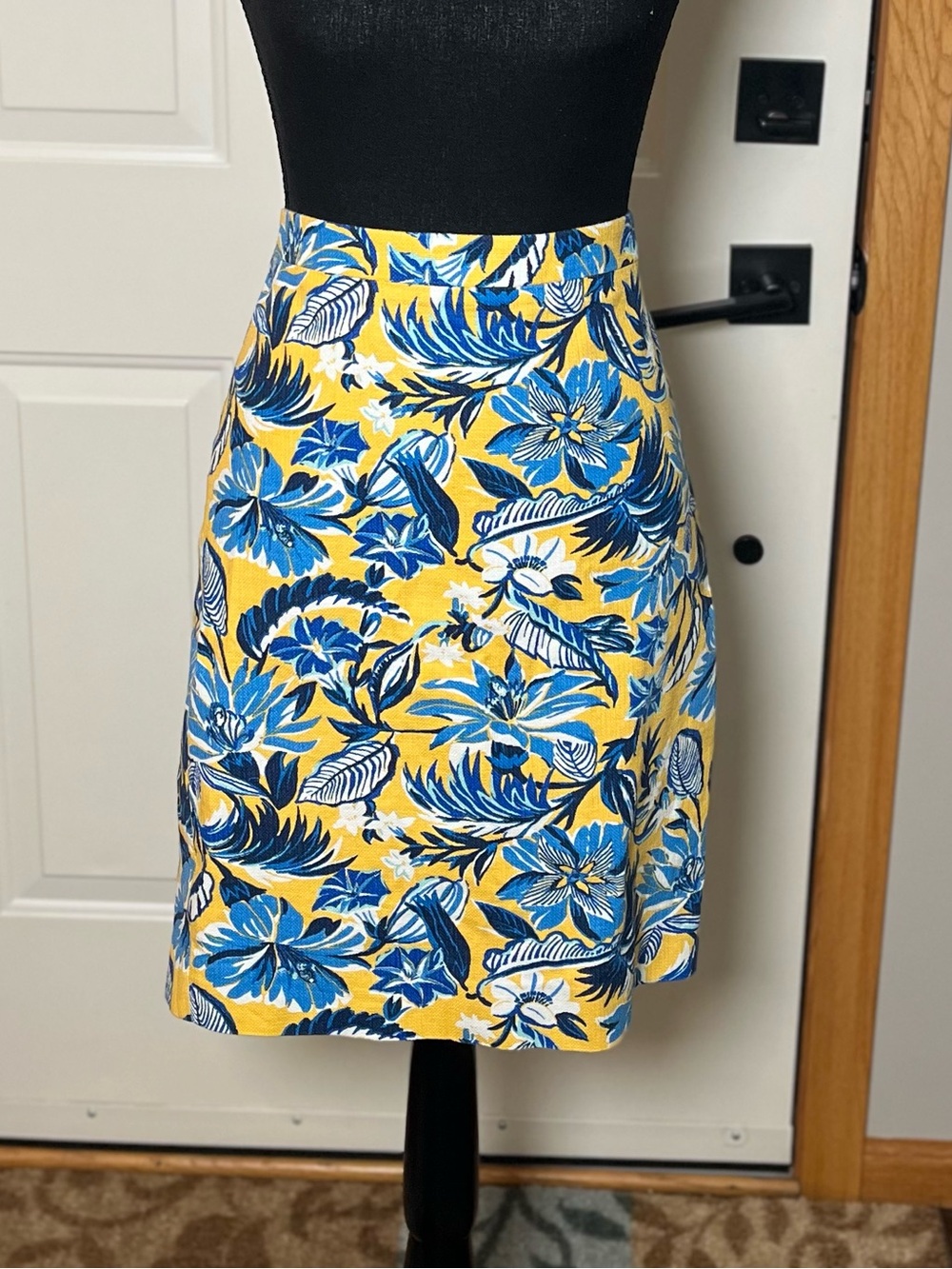 Women’s J.Crew Factory vibrant yellow blue floral basketweave pencil skirt. 6